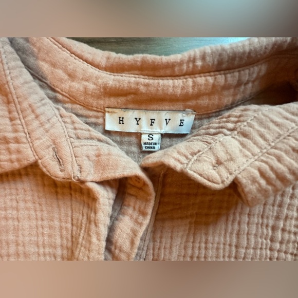 🍂 HYFVE Peach Textured Gauze Button-Front Tie Top – Size Small - Picture 4 of 6